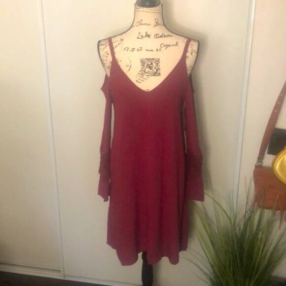 NWT! ASTR THE LABEL Cold Shoulder Shift Dress Size Small - Picture 2 of 12
